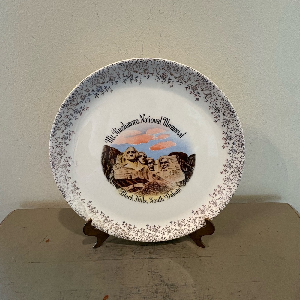 VTG Ceramic Souvenir Plate Featuring Mt. Rushmore